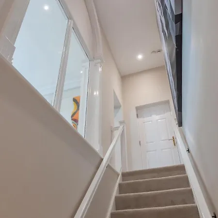 Luxury Pad Leeds Centre With Hot Tub Pass The Keys *