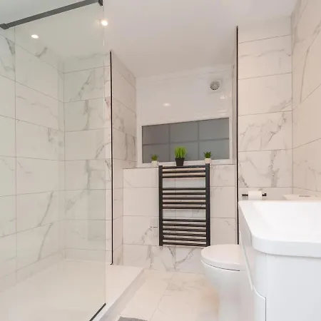 Luxury Pad Leeds Centre With Hot Tub Pass The Keys *