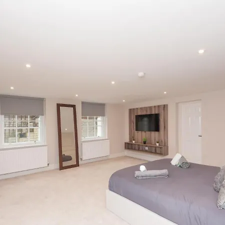 Luxury Pad Leeds Centre With Hot Tub Pass The Keys