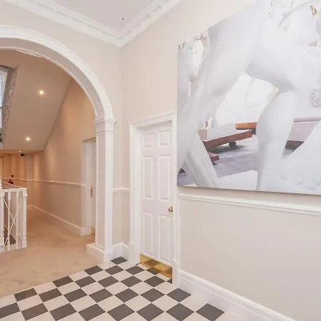 Apartment Luxury Pad Leeds Centre With Hot Tub Pass The Keys