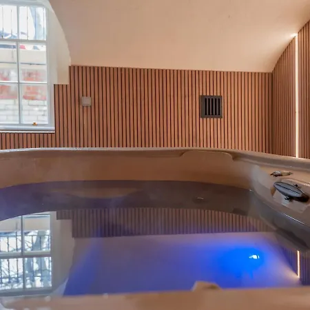 Luxury Pad Leeds Centre With Hot Tub Pass The Keys *