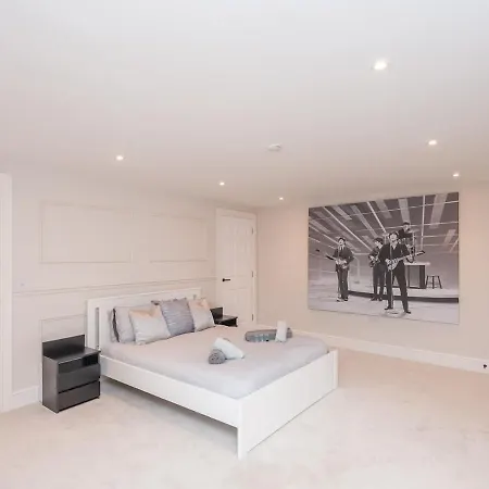 Luxury Pad Leeds Centre With Hot Tub Pass The Keys شقة