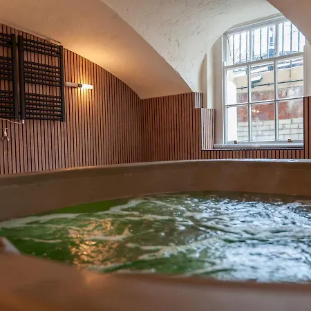 Luxury Pad Leeds Centre With Hot Tub Pass The Keys شقة