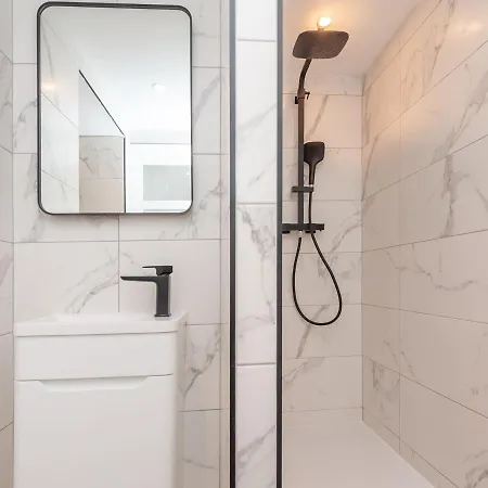 Luxury Pad Leeds Centre With Hot Tub Pass The Keys *